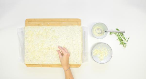 Tagliare a pezzetti la feta e distribuirla sulla pasta, poi aggiungere le erbe aromatiche.