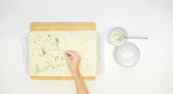 Tagliare a pezzetti la feta e distribuirla sulla pasta, poi aggiungere le erbe aromatiche.
