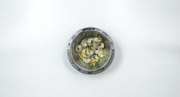 Pelare lo zenzero e tagliarlo a cubetti. Condire i gamberi con olio di oliva, peperoncino in polvere e succo di limone. Lasciar marinare per ca. 1 ora.
