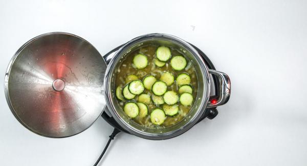 Inserire il riso e le zucchine all'interno dell'Unità e proseguire brevemente la rosolatura. Aggiungere il brodo vegetale, mescolare e chiudere l'Unità di cottura con Secuquick 24 cm.