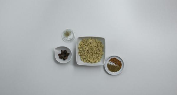 Unire il couscous precotto all’uvetta e insaporire con curry in polvere, peperoncino, sale e pepe. Riempire i peperoni con il composto così preparato.