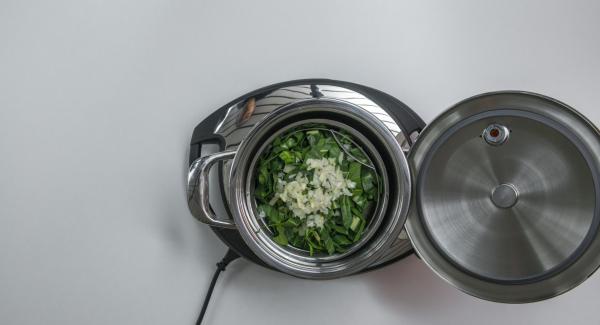 Versare all'interno dell’Unità di cottura 20 cm 3,0 l il brodo vegetale (ca. 120 ml). Inserire la Softiera, adagiarvi la lattuga tagliata e aggiungere il trito di aglio e cipolla.
