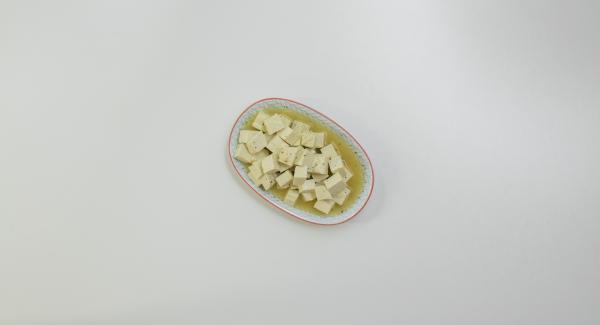 Tagliare il tofu a cubetti di ca. 1,5 cm e lasciarlo marinare nel brodo vegetale per almeno un’ora.