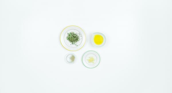 Pelare e tritare finemente l’aglio e il rosmarino. Mescolare con olio di oliva e insaporire con sale e pepe.