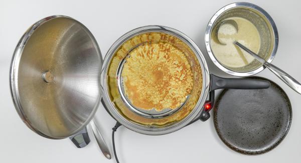 Cuocere il primo lato con l’ausilio di Audiotherm fino al raggiungimento del punto di girata a 90°C. Girare il pancake, coprire con il coperchio e terminare la cottura raggiungendo nuovamente i 90°C. Ripetere il procedimento con il restante impasto per ottenere in totale 6 pancakes. Tenerli in caldo.