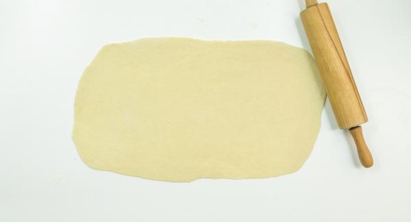 Mescolare tutti gli ingredienti per il ripieno, stendere un rettangolo di pasta lievitata, distribuirvi sopra il ripieno e arrotolare partendo dal lato lungo.