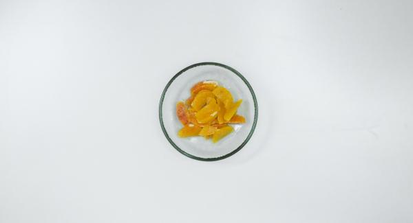Lavare un’arancia con acqua calda e grattugiare finemente metà della scorza. Sbucciare le arance eliminando anche la parte bianca, separare gli spicchi e tagliarli a vivo con un coltello affilato.