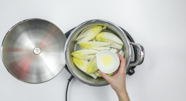 Lavare la cicoria, tagliarla a metà per il lungo ed eliminare la parte amara centrale. Sgocciolare leggermente e adagiare all'interno dell’Unità di cottura 24 cm 3,5 l e bagnare con succo di limone.