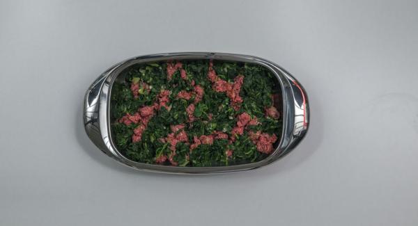 Adagiare gli spinaci e la carne macinata a pezzetti in una Lasagnera.