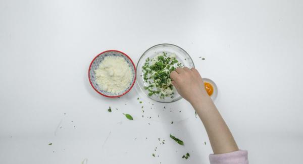 Tritare finemente le foglie di basilico e mescolarle con la ricotta o il formaggio fresco, il parmigiano e il tuorlo d’uovo.