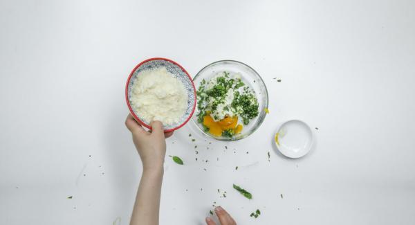 Tritare finemente le foglie di basilico e mescolarle con la ricotta o il formaggio fresco, il parmigiano e il tuorlo d’uovo.