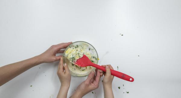 Tritare finemente le foglie di basilico e mescolarle con la ricotta o il formaggio fresco, il parmigiano e il tuorlo d’uovo.