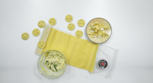 Stendere una sfoglia sottile di pasta e su una metà predisporre lo stampo dei ravioli. Mettere su ogni raviolo una pallina di ripieno e spennellare la pasta tutt’intorno con un po’ di acqua.