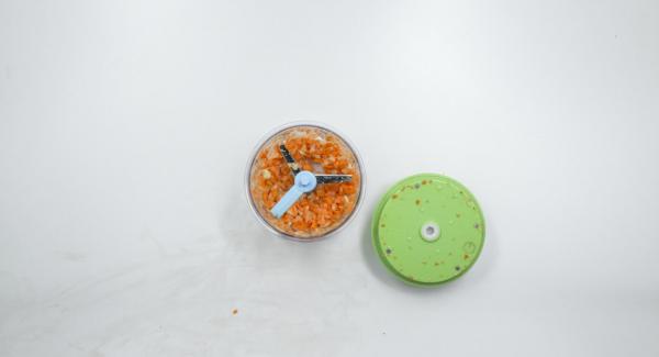 Per la salsa, pelare la cipolla, l’aglio e la carota. Tritare il tutto finemente nel Tritamix e inserire il trito all'interno dell’Unità di cottura 20 cm 3,0 l. Posizionare l’Unità su Navigenio.