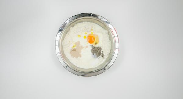 Mescolare la farina con il lievito, lo zucchero e il sale. Formare una fontana al centro dell'impasto e aggiungere il latte, l’olio, lo yogurt e l’uovo. Aggiungere i semi di chia e lavorare l’impasto fino a renderlo morbido.