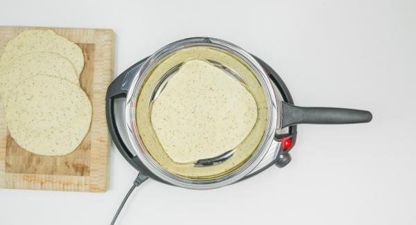 Al suono di Audiotherm, abbassare Navigenio a livello 2, adagiare il primo panetto di pasta all'interno dell'Unità e coprire con il coperchio. Cuocere da un lato per ca. 1 minuto, girare e completare la cottura dall’altro lato per ca. 1 minuto.