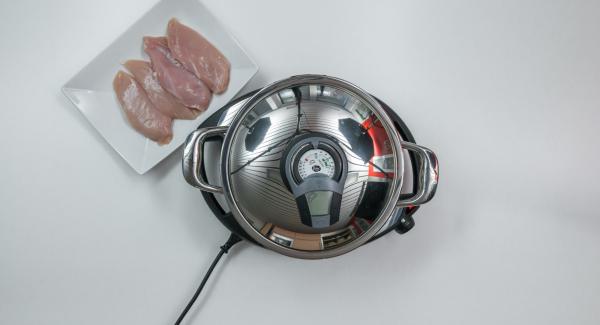 Coprire l'Unità di cottura 24 cm 3,5 l con il coperchio e posizionarla su Navigenio impostato a livello 6. Con l'ausilio di Audiotherm riscaldare fino alla finestra "carne".