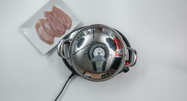 Al suono di Audiotherm, abbassare Navigenio a livello 2, adagiare il petto di pollo all'interno dell'Unità e coprire nuovamente con il coperchio. Riposizionare Audiotherm sulla finestra "carne" e cuocere fino al raggiungimento del "punto di girata" di 90°.