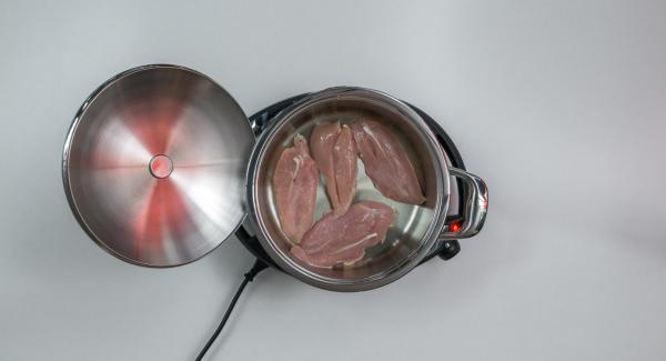 Al suono di Audiotherm, abbassare Navigenio a livello 2, adagiare il petto di pollo all'interno dell'Unità e coprire nuovamente con il coperchio. Riposizionare Audiotherm sulla finestra "carne" e cuocere fino al raggiungimento del "punto di girata" di 90°.