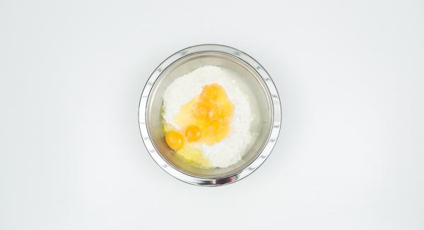 Mescolare le uova con la farina e mezzo cucchiaino di sale. Impastare aggiungendo acqua in quantità adeguata affinché l’impasto formi delle bolle e scivoli dal cucchiaio.