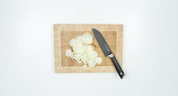 Pelare le cipolle, tagliarle a metà e affettarle. Adagiarle all'interno della Padella Arcobaleno 24 cm 2,0 l insieme al burro e coprire con il coperchio.