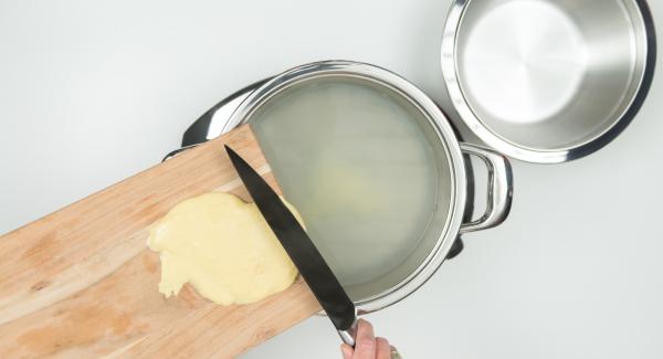 Versare abbondante acqua all'interno dell'Unità di cottura 24 cm 5,0 l e portare a ebollizione. Salare, mescolare e aggiungere poco alla volta gli spätzle preparati con l’aiuto di una grattugia o di un tagliere di legno. Appena vengono a galla, scolare gli spätzle e tenerli in caldo.