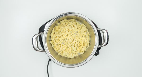 Scolare l’acqua, adagiare all'interno dell’Unità gli spätzle, le cipolle e il formaggio a strati e, infine, ricoprire con uno strato di cipolle e formaggio.