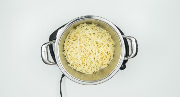 Scolare l’acqua, adagiare all'interno dell’Unità gli spätzle, le cipolle e il formaggio a strati e, infine, ricoprire con uno strato di cipolle e formaggio.