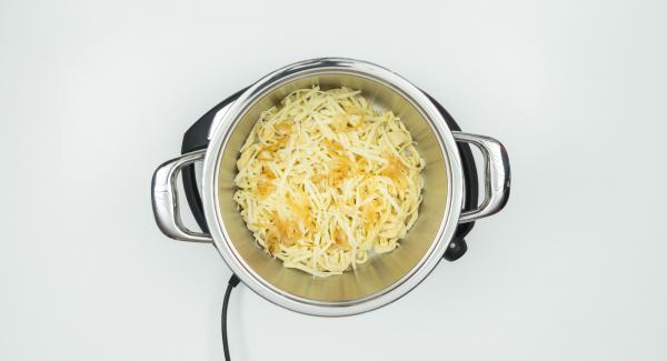 Scolare l’acqua, adagiare all'interno dell’Unità gli spätzle, le cipolle e il formaggio a strati e, infine, ricoprire con uno strato di cipolle e formaggio.