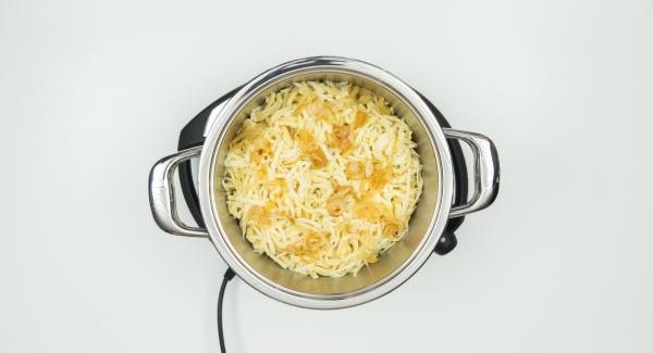 Scolare l’acqua, adagiare all'interno dell’Unità gli spätzle, le cipolle e il formaggio a strati e, infine, ricoprire con uno strato di cipolle e formaggio.