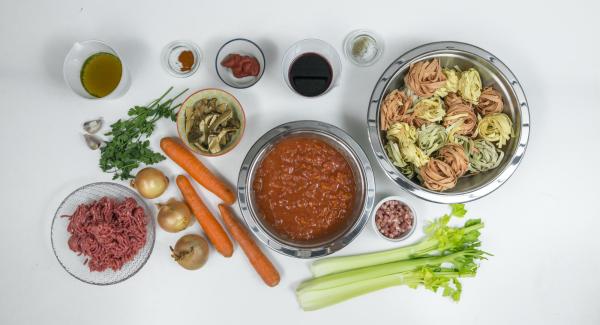 Disporre gli ingredienti sul piano.