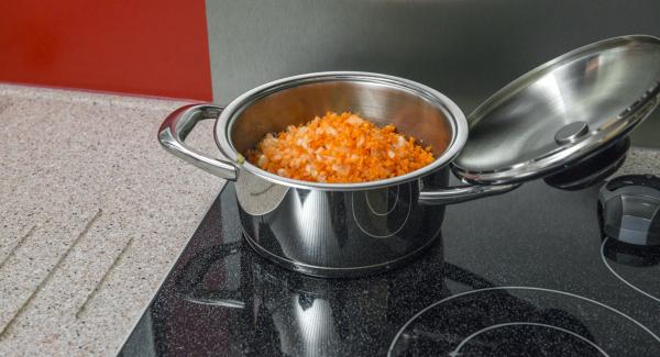 Aggiungere man mano le verdure e la cipolla tritata e continuare la rosolatura.