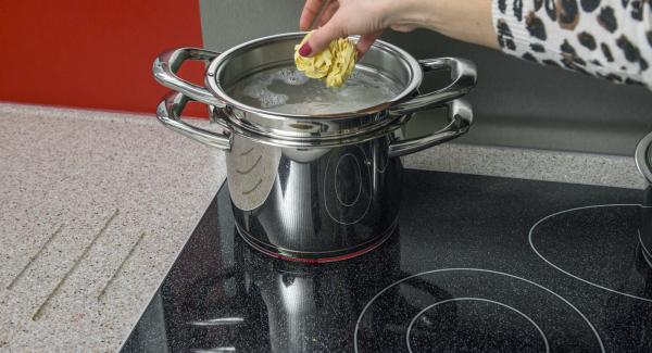 Posizionare l’Unità sul fornello a calore massimo e portare l’acqua a ebollizione. Aggiungere un cucchiaino di sale ogni 100 gr. di tagliatelle, mescolare e aggiungere le tagliatelle. Portare a ebollizione e mescolare nuovamente. Abbassare il calore e cuocere al dente per ca. 7 minuti (seguendo le indicazioni riportate sulla confezione).