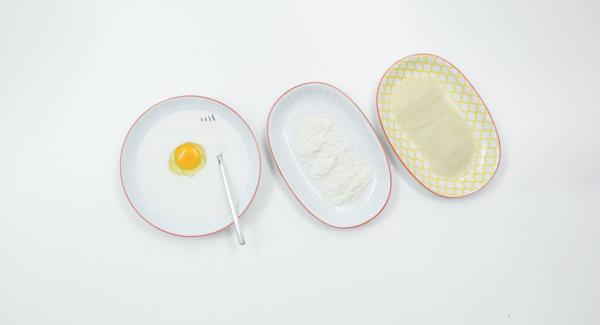 Montare l’uovo con il latte in un piatto fondo. Versare in un altro piatto la farina e in un terzo piatto il pangrattato.