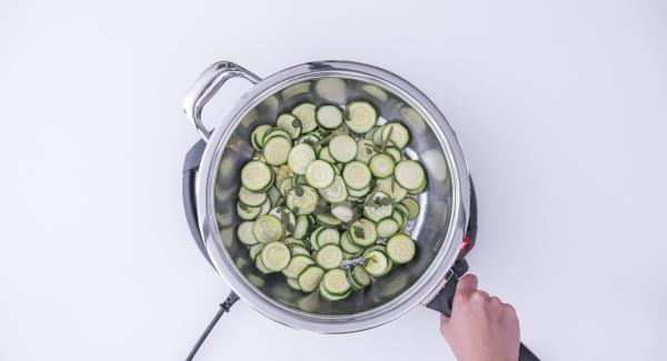 Al suono di Audiotherm, rimuovere il coperchio e far evaporare l'acqua. Aggiungere l'olio e far saltare le zucchine fino a doratura ultimata. Rimuovere l'aglio e servire.