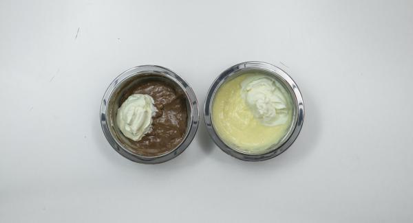 Montare la panna e suddividerla nelle due creme. Versare le creme in quattro bicchieri alternandole e lasciare in frigorifero per un paio d’ore. Cospargere con le granelle di cioccolato e servire.