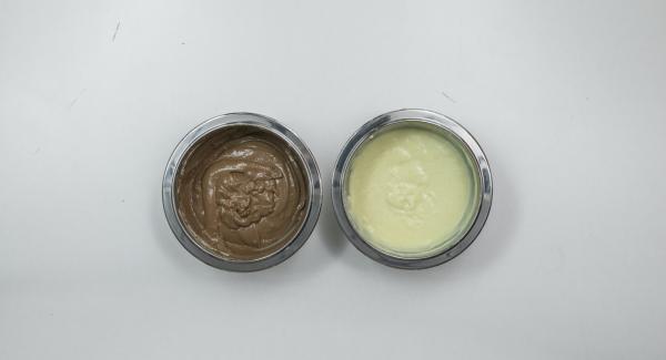 Montare la panna e suddividerla nelle due creme. Versare le creme in quattro bicchieri alternandole e lasciare in frigorifero per un paio d’ore. Cospargere con le granelle di cioccolato e servire.