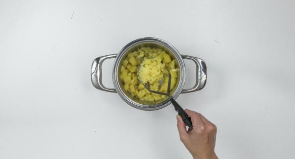 Aggiungere il burro alle patate e schiacciarle per bene. In una bacinella Combi, ridurre in purea le carote aggiungendo il latte caldo, dopodiché amalgamarvi le patate schiacciate.