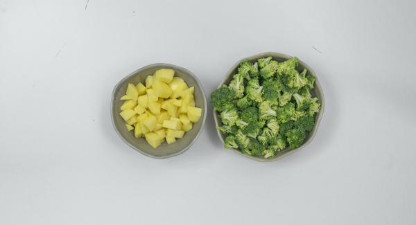 Mondare i broccoli e dividerli in cimette, pelare le patate e tagliarle a dadini.
