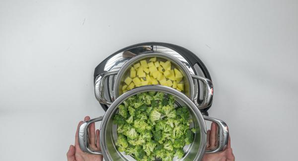 Adagiare i cubetti di patate ancora bagnati all'interno dell'Unità di cottura e i broccoli nell’Inserto 2 in 1. Posizionare l'Inserto sopra l'Unità.