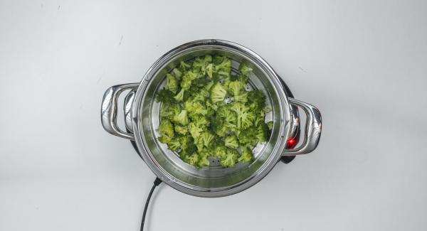 Al suono di Audiotherm, aggiungere il burro alle patate e schiacciarle bene. Ridurre in purea i broccoli insieme con il latte caldo in una bacinella e, infine, amalgamarvi le patate schiacciate.