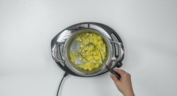 Al suono di Audiotherm, aggiungere il burro alle patate e schiacciarle bene. Ridurre in purea i broccoli insieme con il latte caldo in una bacinella e, infine, amalgamarvi le patate schiacciate.