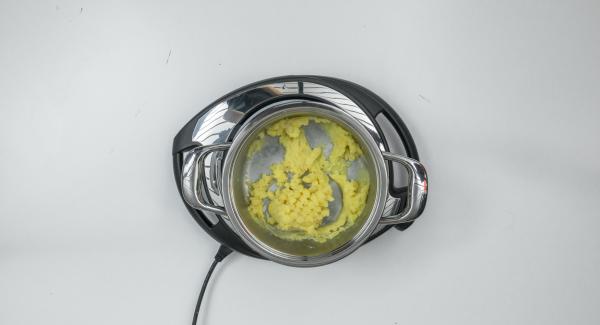 Al suono di Audiotherm, aggiungere il burro alle patate e schiacciarle bene. Ridurre in purea i broccoli insieme con il latte caldo in una bacinella e, infine, amalgamarvi le patate schiacciate.