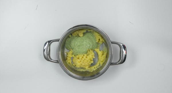 Al suono di Audiotherm, aggiungere il burro alle patate e schiacciarle bene. Ridurre in purea i broccoli insieme con il latte caldo in una bacinella e, infine, amalgamarvi le patate schiacciate.