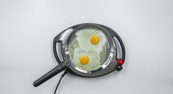 Posizionare le uova su oPan e cuocere finché non si raggiunge il livello di cottura desiderato. Condire con sale e pepe.
