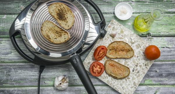 Preparare allo stesso modo le restanti fette di pane e servire.