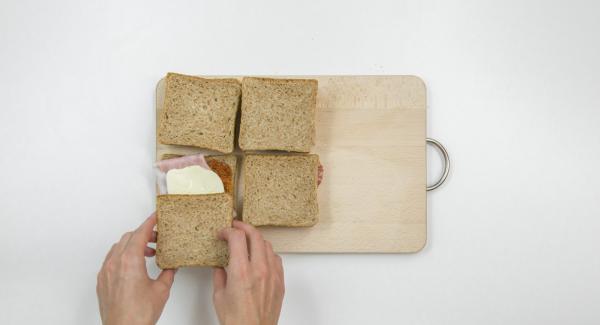 Farcire la metà delle fette di pane a piacere e coprirle con l'altra metà.