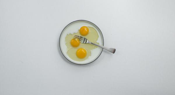 Montare l'uovo insieme al latte e immergere le fette di pancarrè nel miscuglio ottenuto.