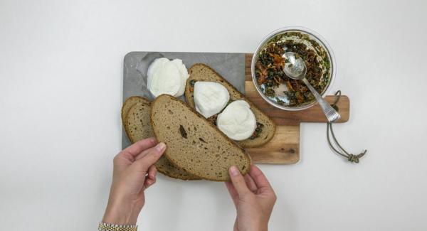 Tagliare la mozzarella di bufala a fette di ca. 1 cm di spessore e adagiarle sul trito spalmato. Coprire con le restanti fette di pancarrè.