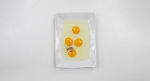 Montare le uova con latte, sale e pepe. Aggiungere il parmigiano e immergervi il toast.
